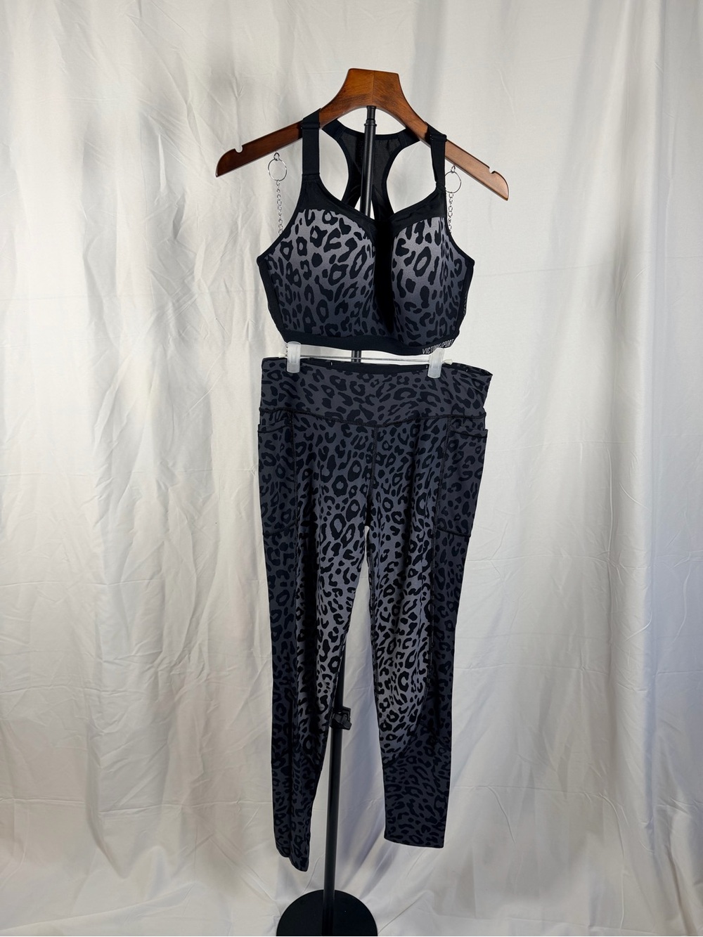 Victoria’s Secret Sport Leopard Incredible Sports Bra 38D knockout legging set